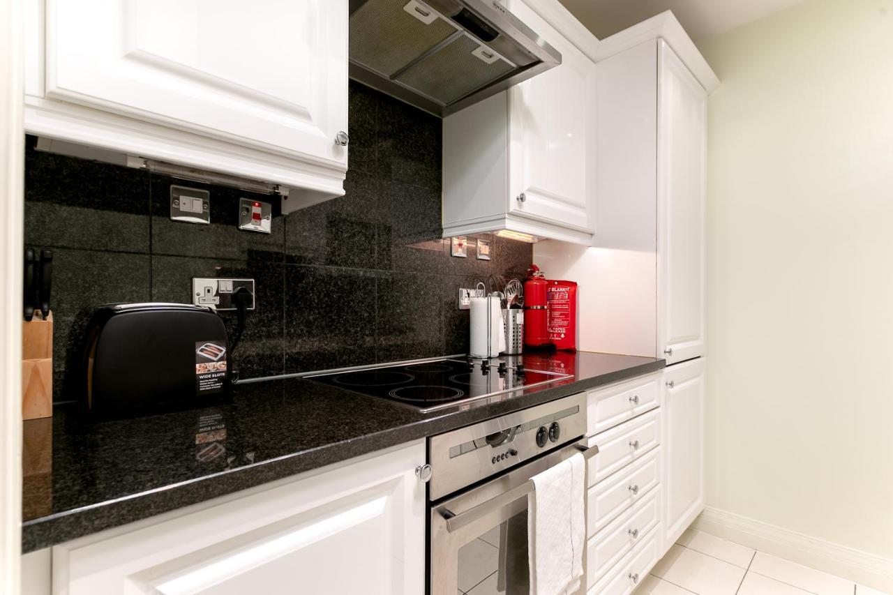 Point West Apartments Лондон Экстерьер фото