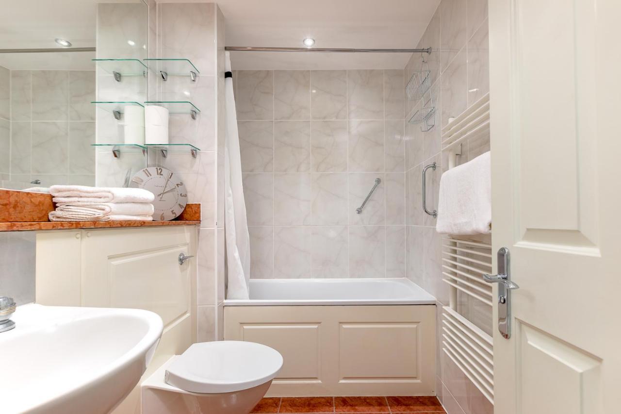 Point West Apartments Лондон Экстерьер фото