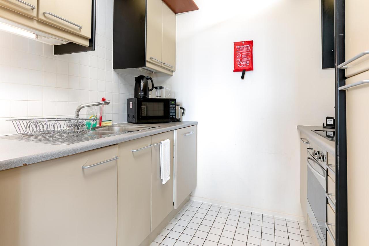 Point West Apartments Лондон Экстерьер фото